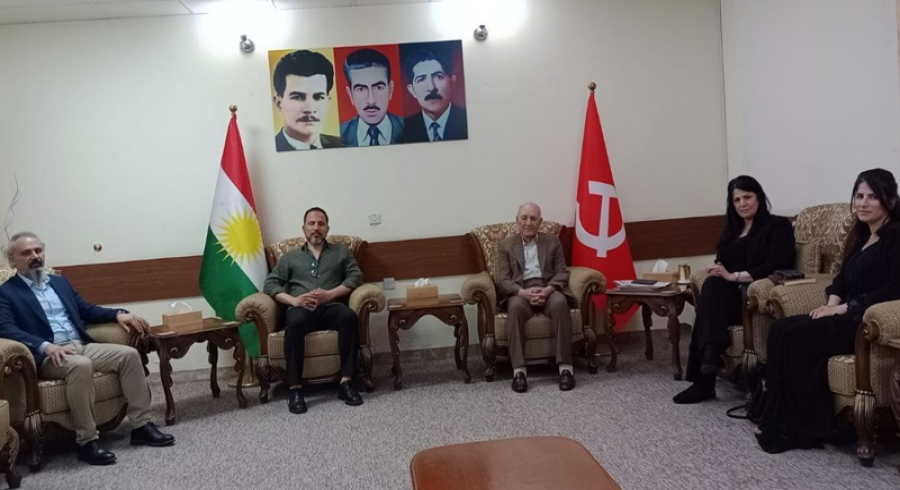 بنەماڵەی هاوڕێ نەجمەدین مامۆ سەردانی مەكتەبی سیاسی حزبی شیوعی دەكەن