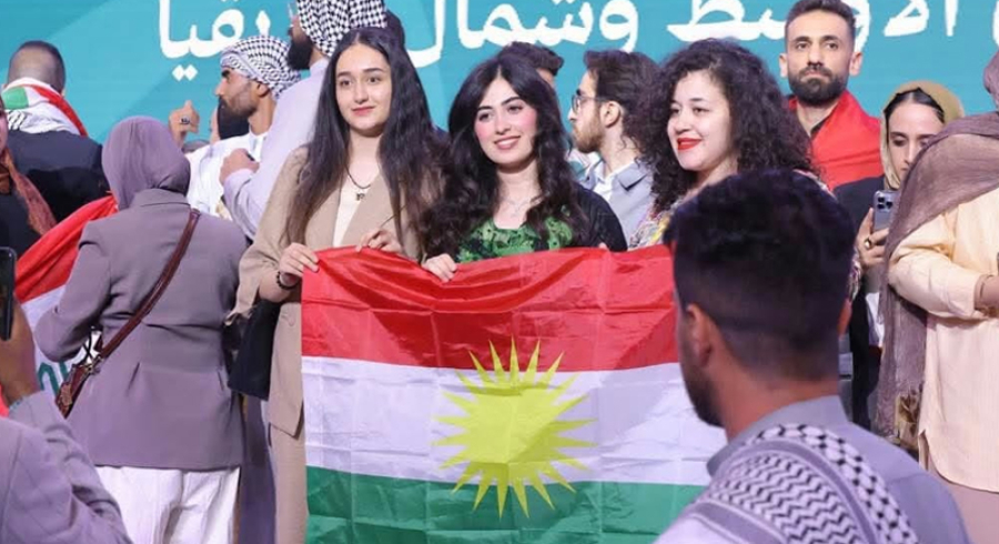 کچەکوردێک بەئاڵای کوردستانەوە لە کۆڕبەندی ژینگەیی لاوان و هەفتەی کەشوهەوای عومان بەشداربوو